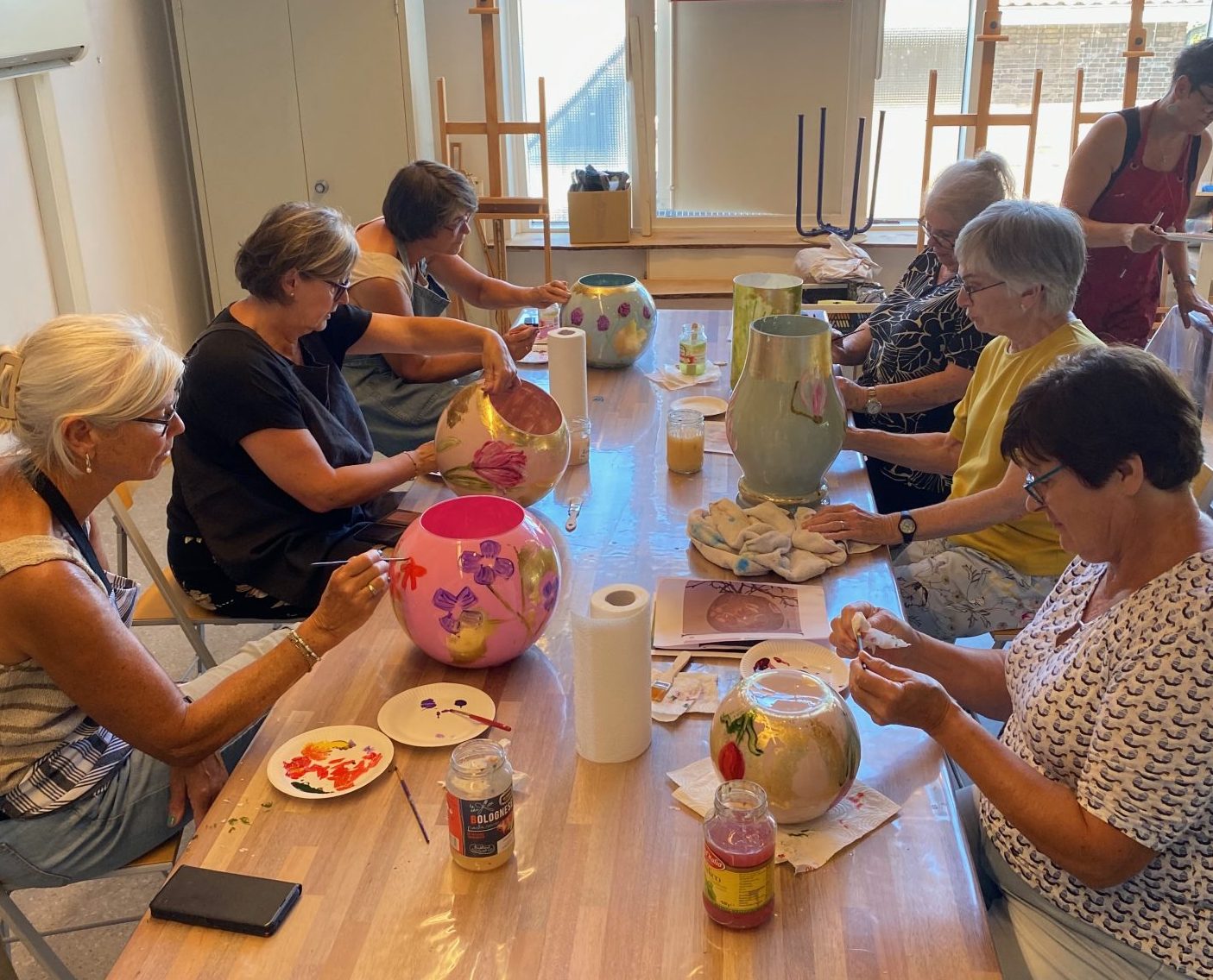 workshop grote glazen vaas, dames aan het schilderen